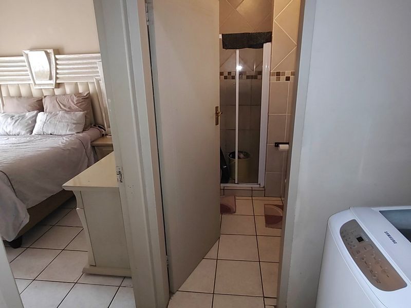 Stylish First Floor Apartment Lock-Up-And-Go - Photo 10