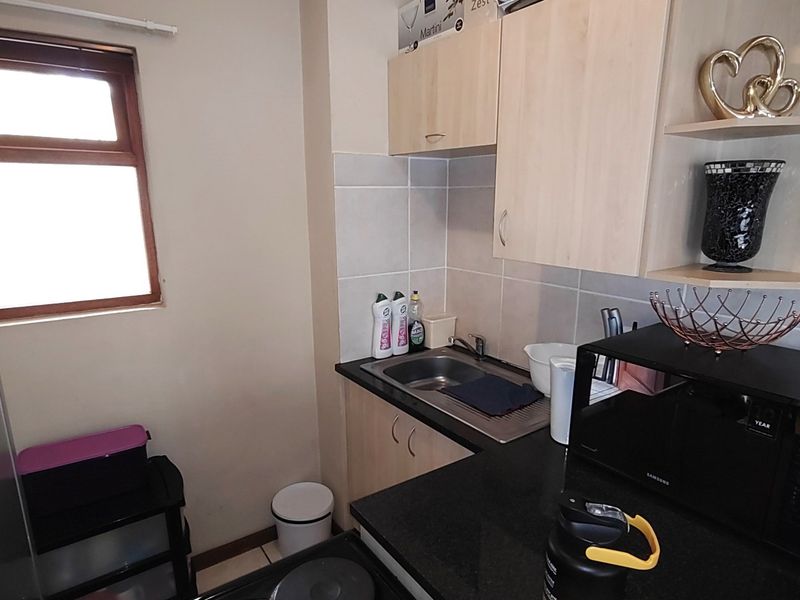 Stylish First Floor Apartment Lock-Up-And-Go - Photo 8