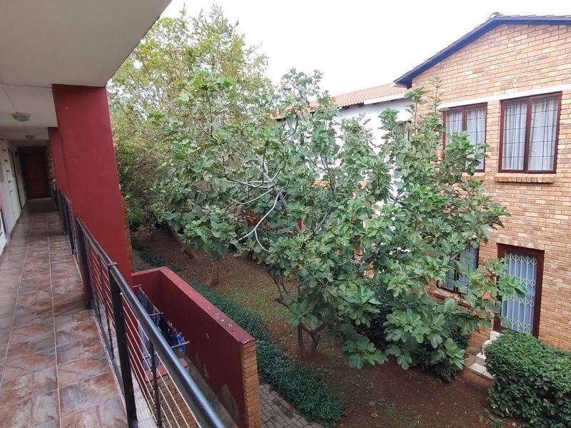 Stylish First Floor Apartment Lock-Up-And-Go - Photo 7