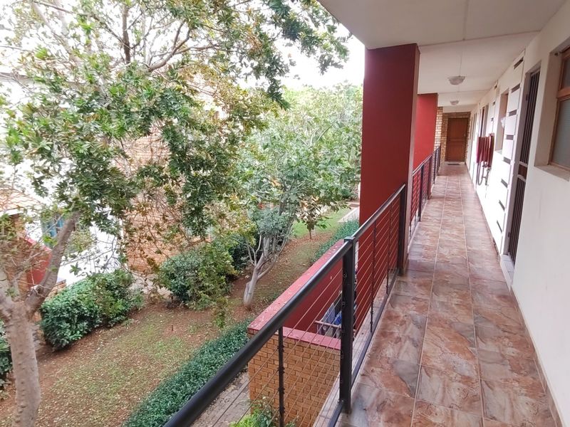 Stylish First Floor Apartment Lock-Up-And-Go - Photo 6