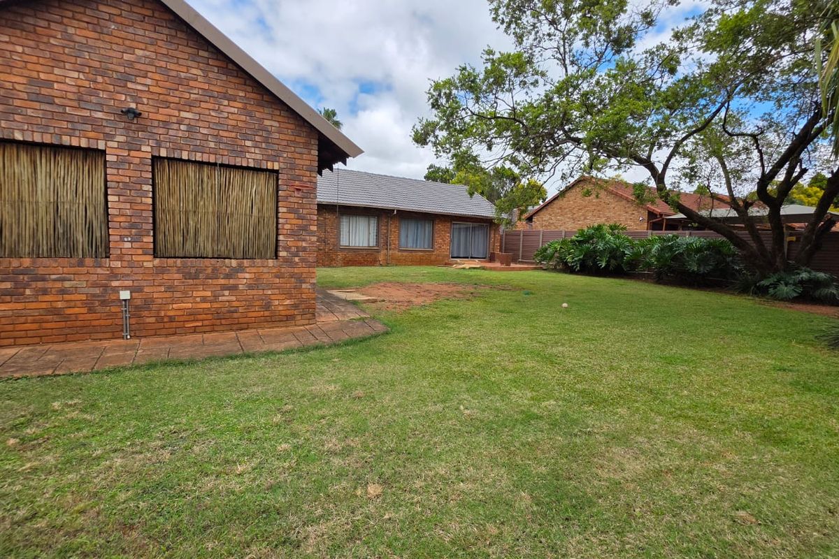 Spacious Five Bedroom Home With Workshop - Photo 5