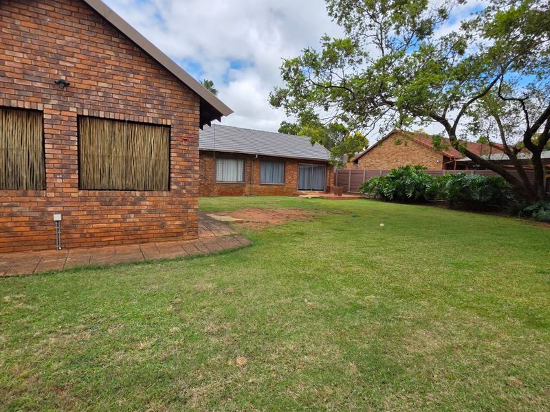 Spacious Five Bedroom Home With Workshop - Photo 5