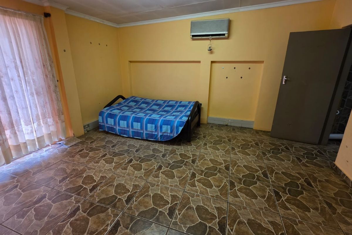 Spacious Five Bedroom Home With Workshop - Photo 4