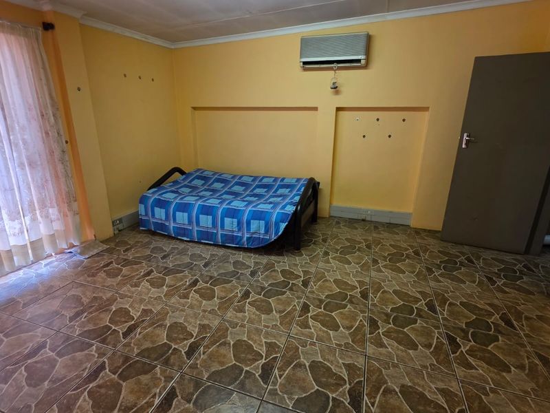 Spacious Five Bedroom Home With Workshop - Photo 4