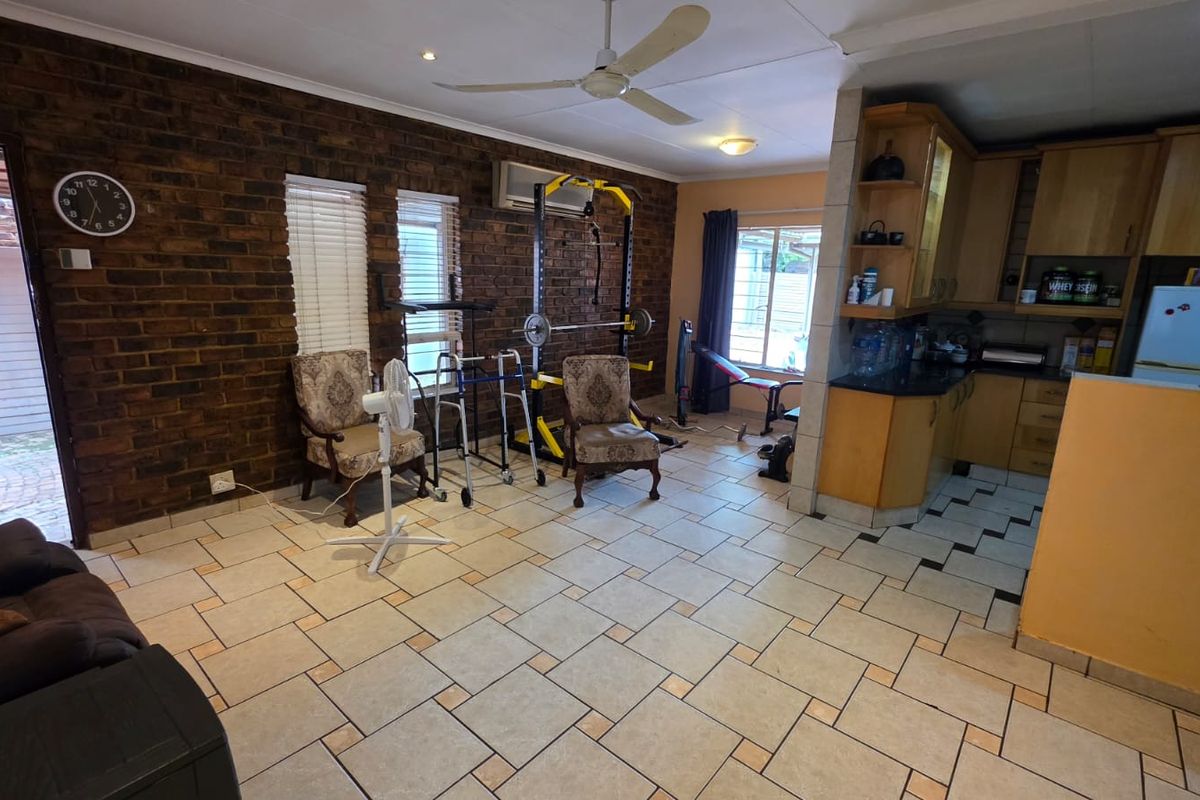 Spacious Five Bedroom Home With Workshop - Photo 3