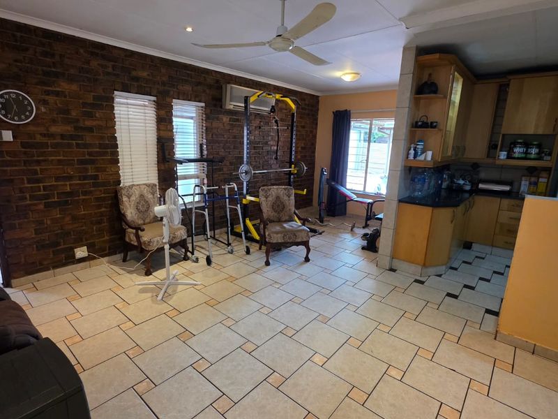 Spacious Five Bedroom Home With Workshop - Photo 3