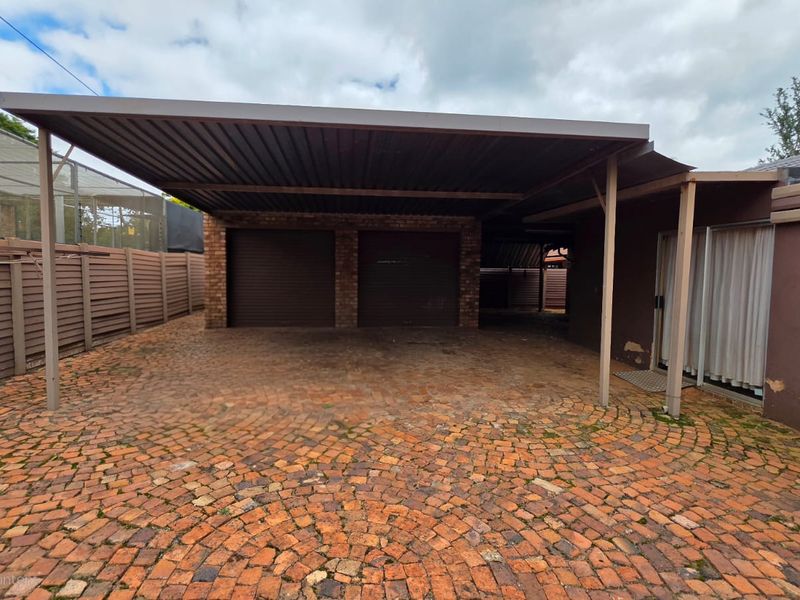 Spacious Five Bedroom Home With Workshop - Photo 10