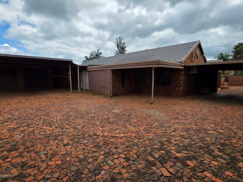 Spacious Five Bedroom Home With Workshop - Photo 9