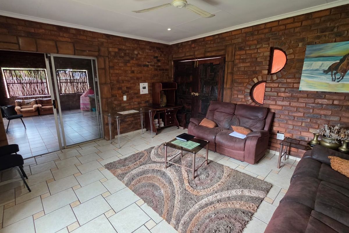 Spacious Five Bedroom Home With Workshop - Photo 2