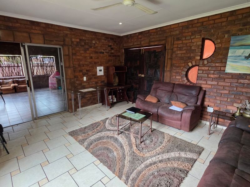 Spacious Five Bedroom Home With Workshop - Photo 2