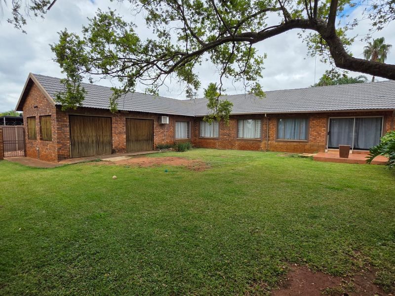 Spacious Five Bedroom Home With Workshop - Photo 6