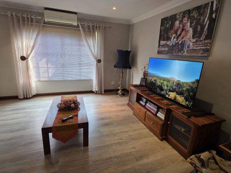 Spacious Modern Family Home In Montana Tuine - Photo 5