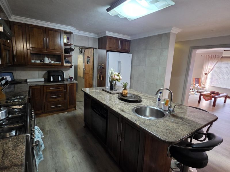 Spacious Modern Family Home In Montana Tuine - Photo 4