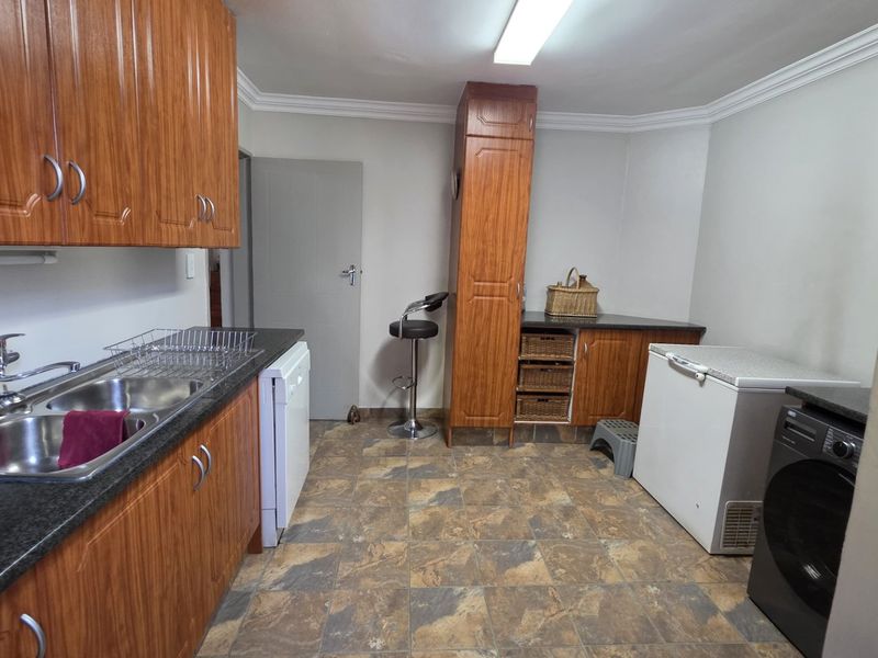 Spacious Modern Family Home In Montana Tuine - Photo 10