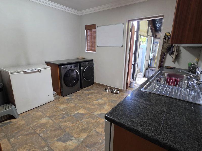 Spacious Modern Family Home In Montana Tuine - Photo 9