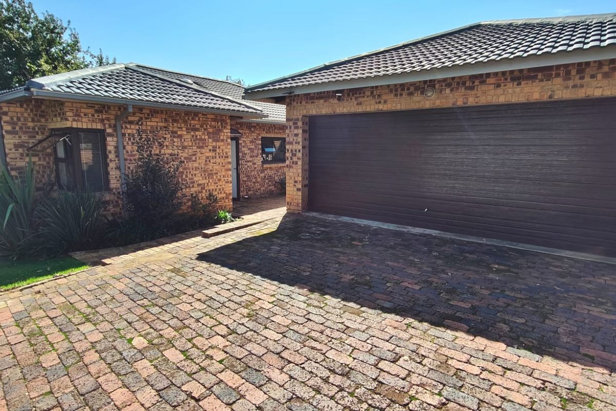 Newly Renovated home with Stunning Views of the Vaal Dam. - Photo 3