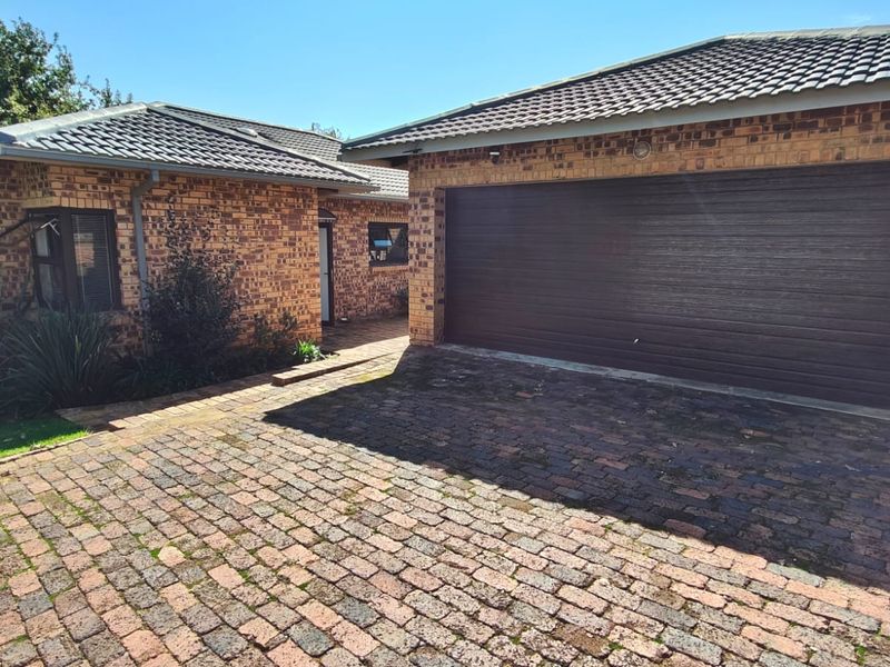 Newly Renovated home with Stunning Views of the Vaal Dam. - Photo 3