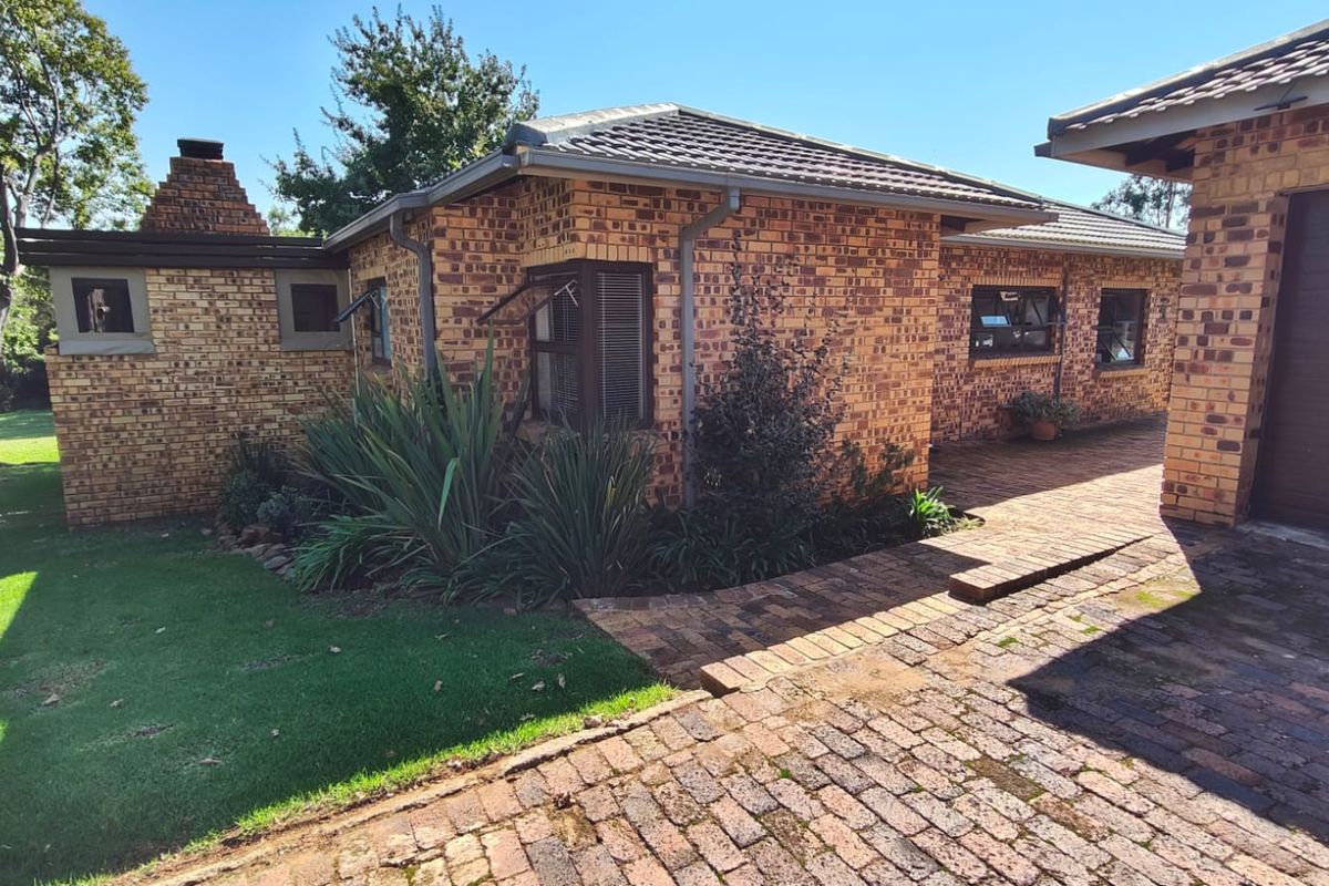 Newly Renovated home with Stunning Views of the Vaal Dam. - Photo 2
