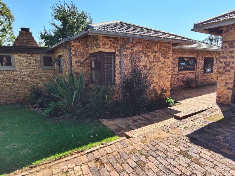 Newly Renovated home with Stunning Views of the Vaal Dam. - Photo 2