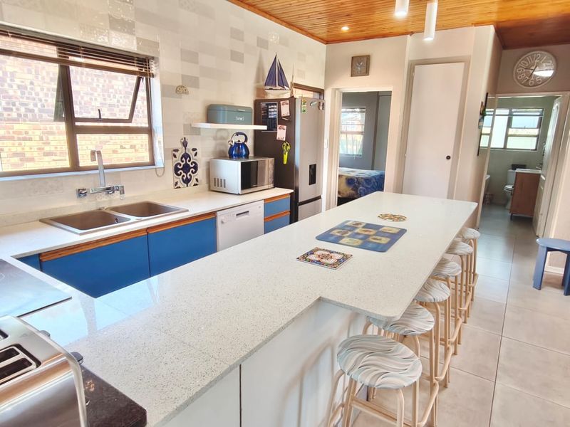 Newly Renovated home with Stunning Views of the Vaal Dam. - Photo 6