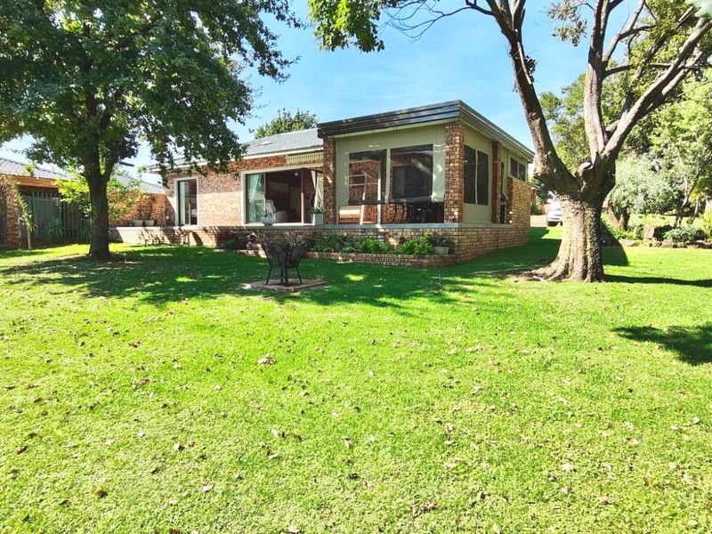 Newly Renovated home with Stunning Views of the Vaal Dam. - Photo 1