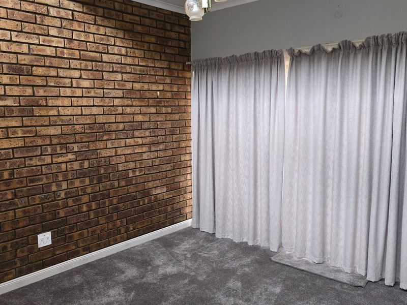 Freshly renovated flat in Panoramapark, a well-known retirement facility in Klerksdorp. - Photo 10