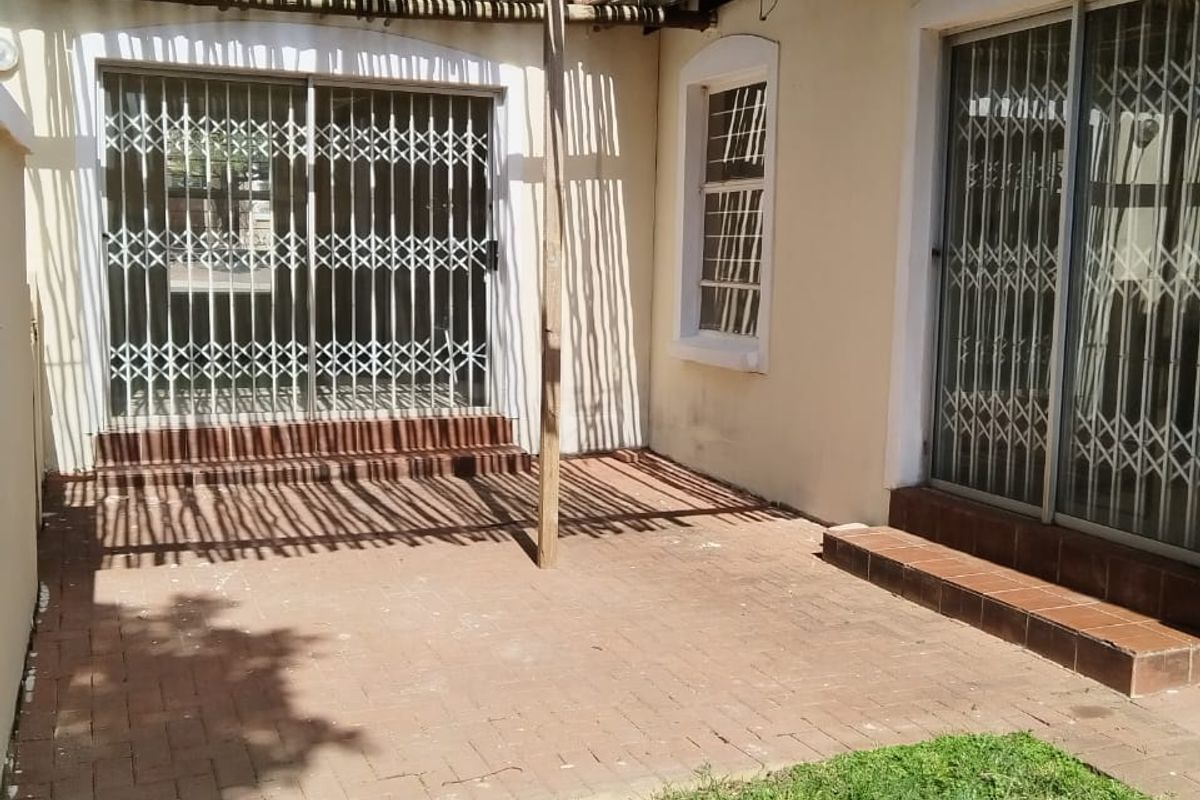 Stylish Corner Unit in Prime Location. - Photo 2