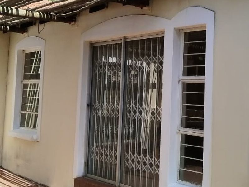 Stylish Corner Unit in Prime Location. - Photo 3