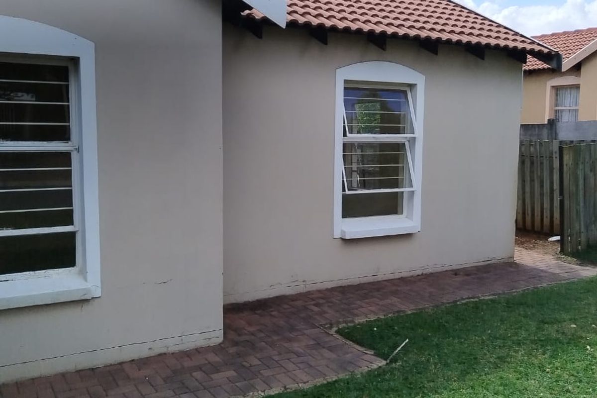 Stylish Corner Unit in Prime Location. - Photo 4