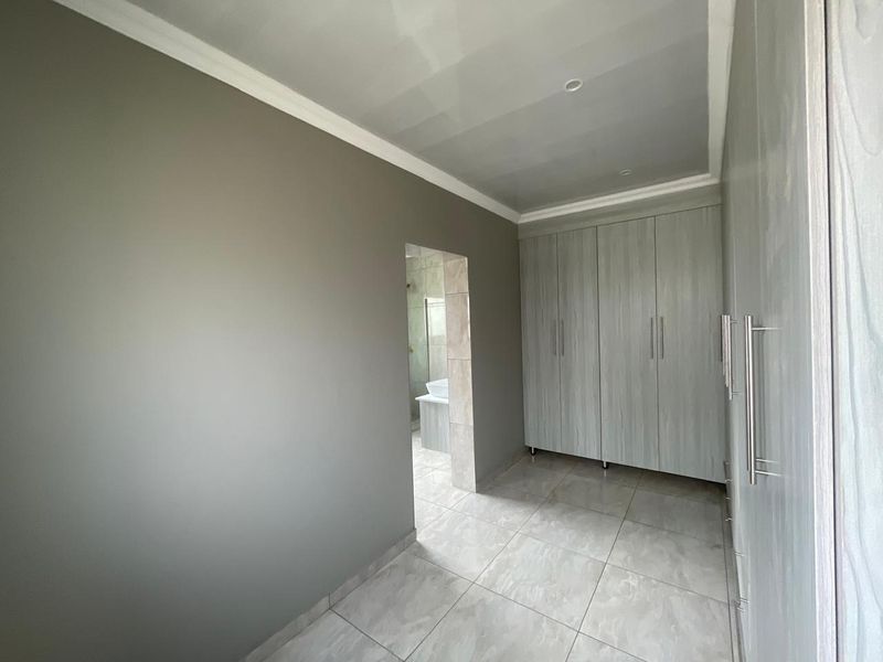 5 Bedroom House for Sale in Pretoria East - Photo 6