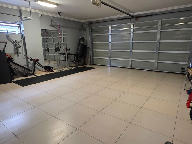 Ultra-Modern Luxury Duplex in Secure Estate – Versatile, Private & Solar-Powered - Photo 10