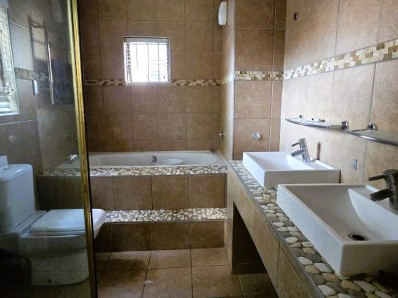 Renovated 4-Bedroom Family Home  in Garsfontein- Reasonable Offers Welcome. - Photo 5