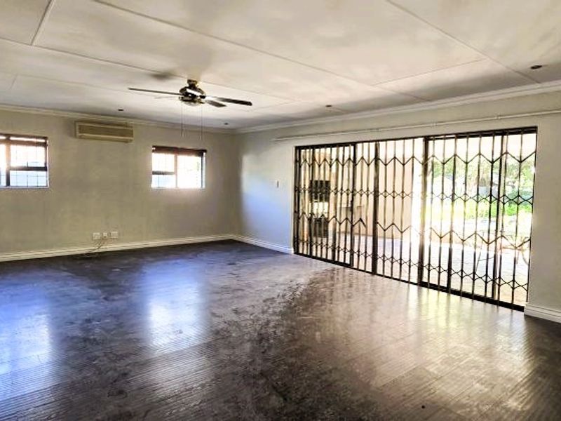 Renovated 4-Bedroom Family Home with New Pool & Entertainment Area in Garsfontein - Photo 4