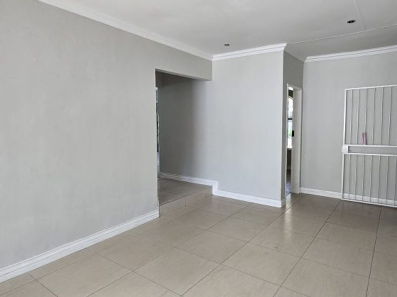 Renovated 4-Bedroom Family Home  in Garsfontein- Reasonable Offers Welcome. - Photo 8