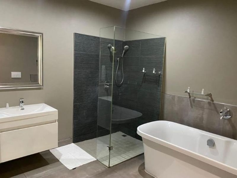 Luxurious Fully Furnished Garden Apartment to rent in Sandown, Sandton - Photo 10