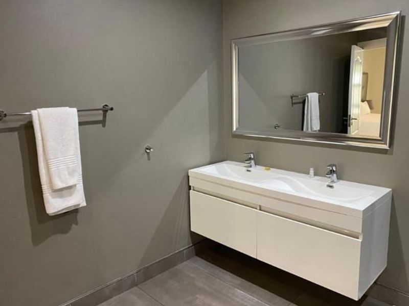 Luxurious Fully Furnished Garden Apartment to rent in Sandown, Sandton - Photo 9