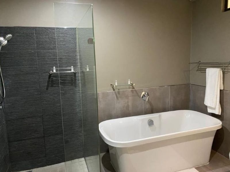 Luxurious Fully Furnished Garden Apartment to rent in Sandown, Sandton - Photo 8