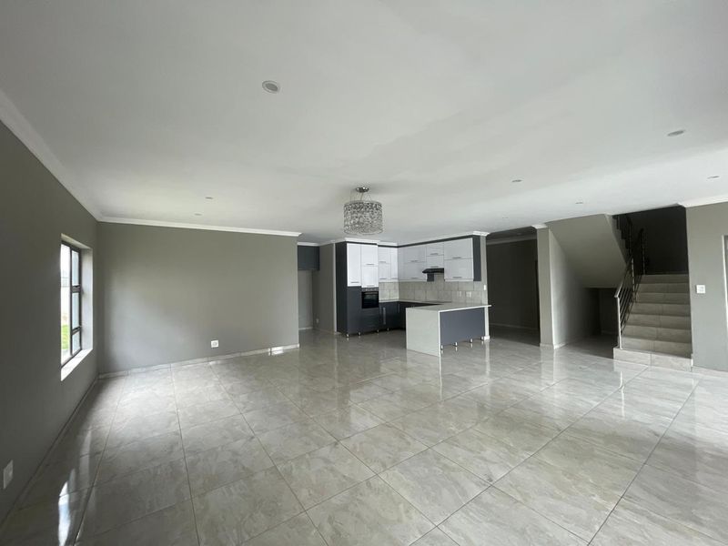 5 Bedroom House for Rental in Pretoria East - Photo 2