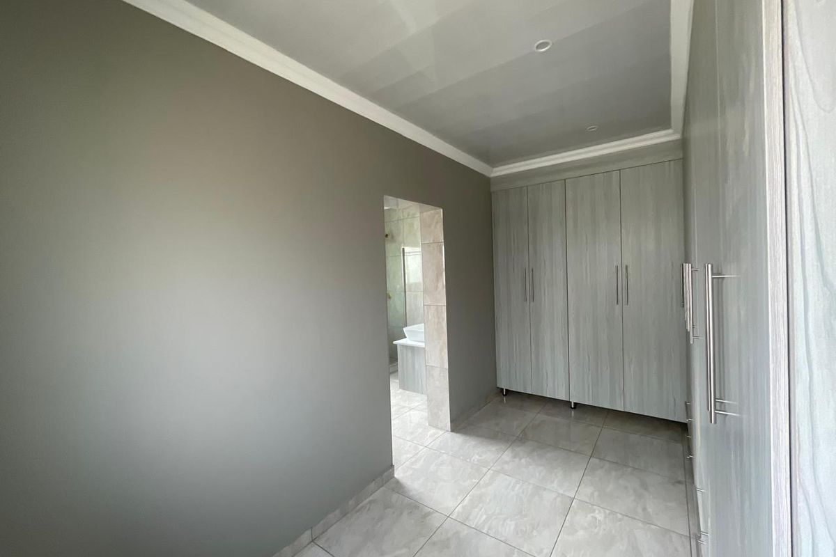 5 Bedroom House for Rental in Pretoria East - Photo 4