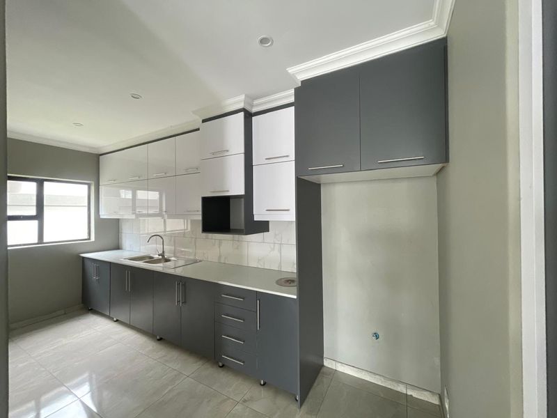 5 Bedroom House for Rental in Pretoria East - Photo 8