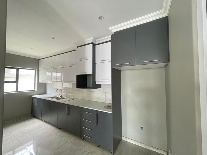 5 Bedroom House for Rental in Pretoria East - Photo 7