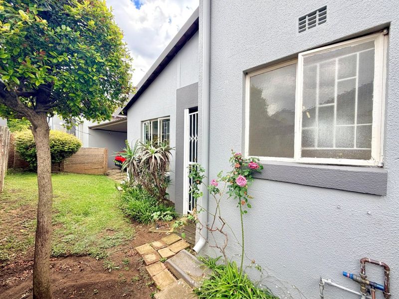 Cozy 2-Bedroom Townhouse – Privacy & Comfort Combined! - Photo 2