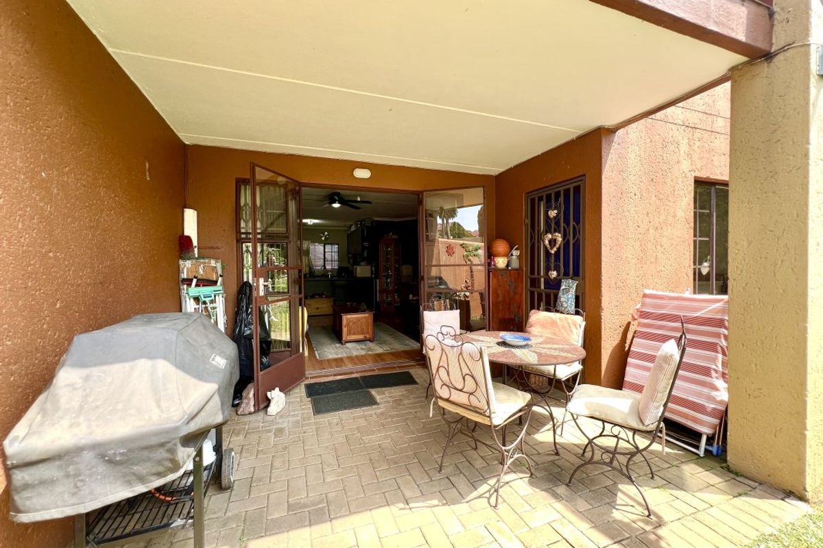 Spacious 2-Bedroom Simplex with Garden & Pool! - Photo 3
