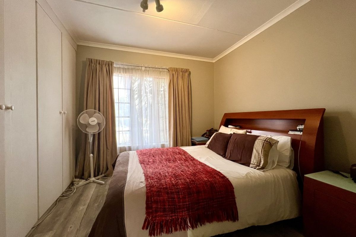 Spacious 2-Bedroom Simplex with Garden & Pool! - Photo 2