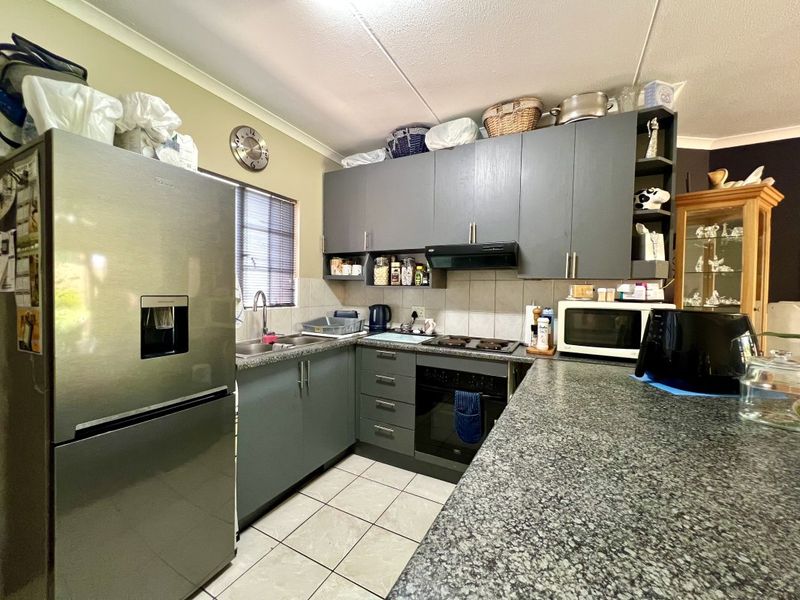 Spacious 2-Bedroom Simplex with Garden & Pool! - Photo 6