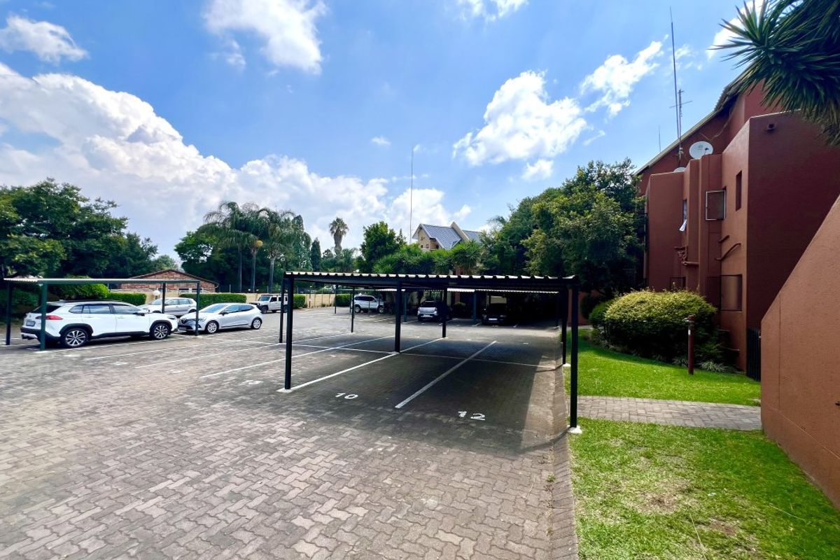 Spacious 2-Bedroom Simplex with Garden & Pool! - Photo 4