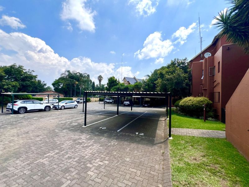 Spacious 2-Bedroom Simplex with Garden & Pool! - Photo 4