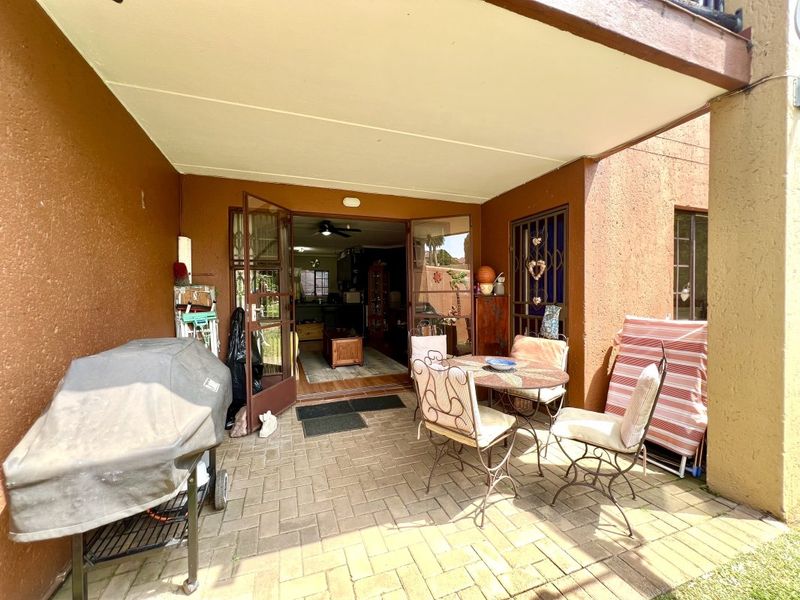 Spacious 2-Bedroom Simplex with Garden & Pool! - Photo 3