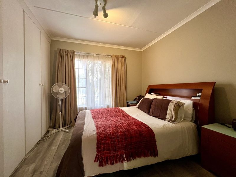 Spacious 2-Bedroom Simplex with Garden & Pool! - Photo 2