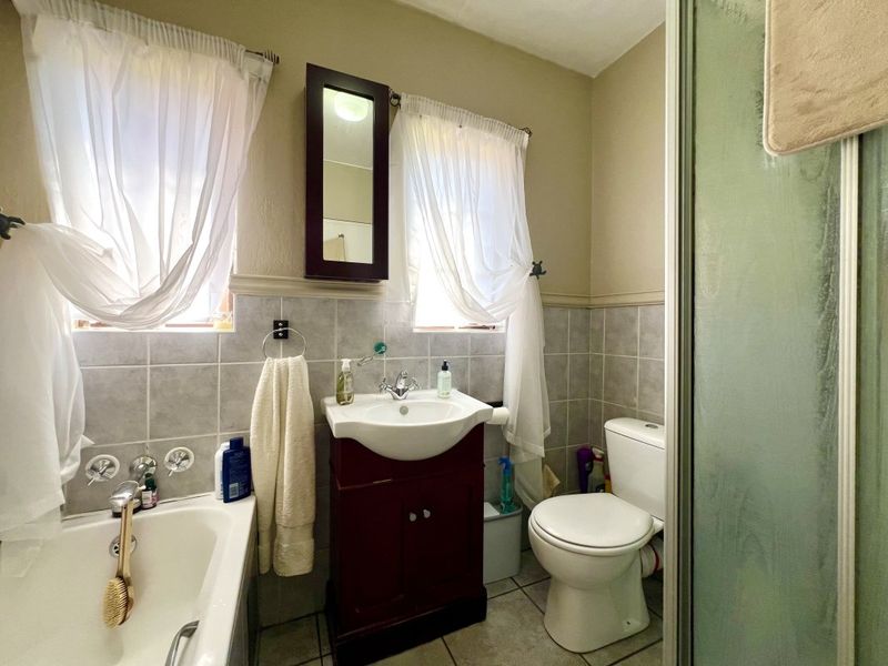 Spacious 2-Bedroom Simplex with Garden & Pool! - Photo 10